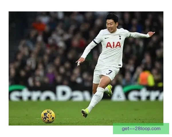 孙兴慜韩国队训练期间与远道而来的英国球迷亲切合影瞬间